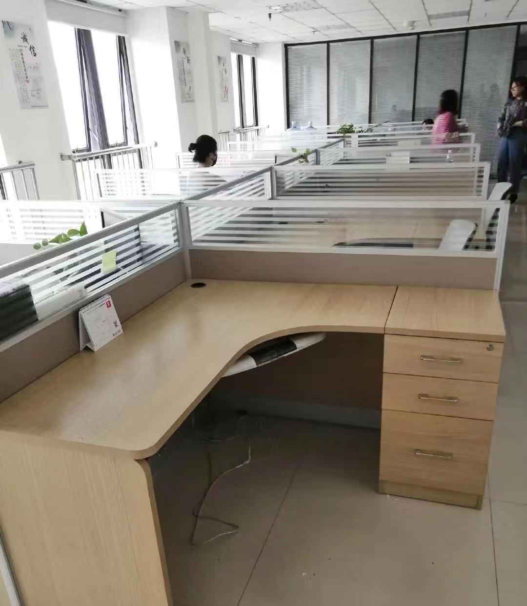 南昌二手办公家具回收 回收会议桌椅 大量班台桌回收 员工隔断屏风回收